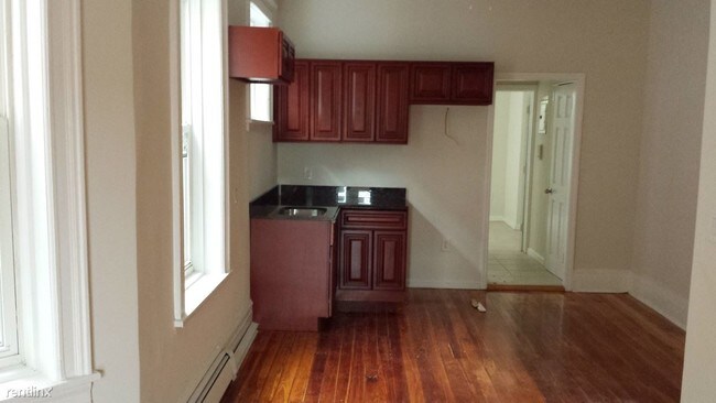 Building Photo - 2 br, 1 bath  - 83 Bostwick Ave 1l