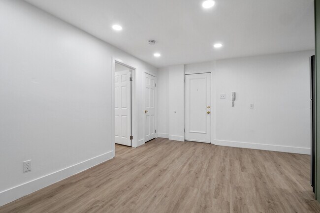Ample closet space - 4512 Westminster Plz