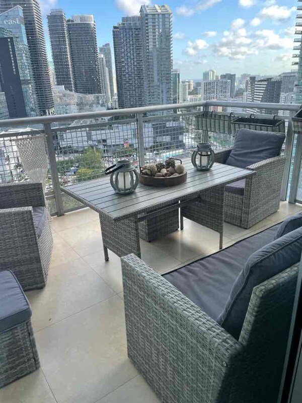 Foto del edificio - 350 S Miami Ave