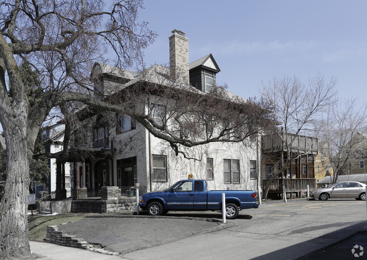 Building Photo - 1917 Stevens Ave S