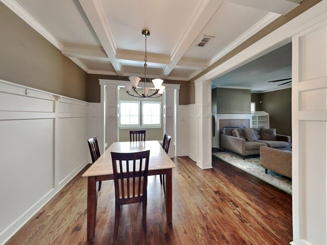 Foto del edificio - Hospital District Gem: Spacious 2-Story on Corner Lot with Game Room & Outdoor Retreat