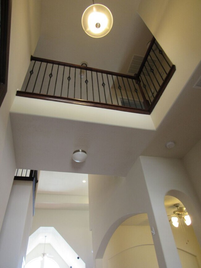 Building Photo - Spacious, modern and close to everything