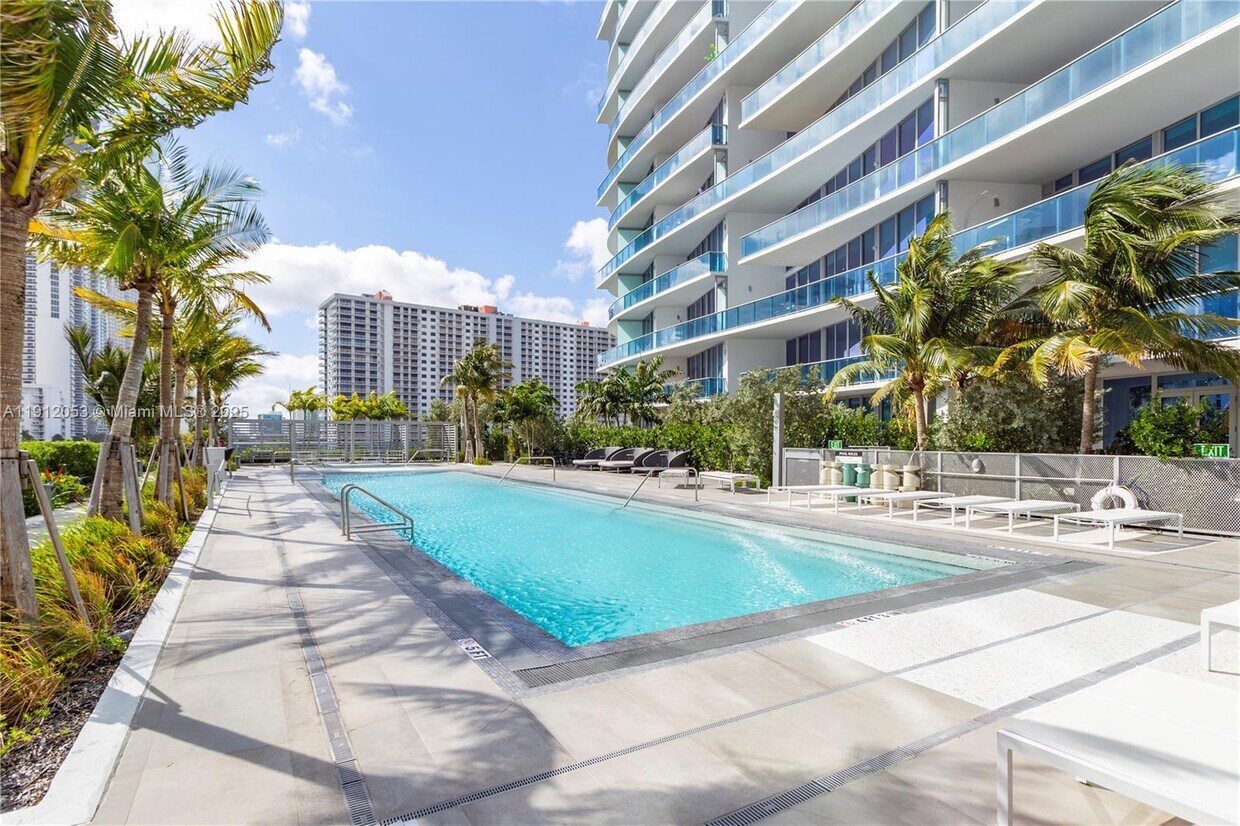 Foto principal - 17550 Collins Ave