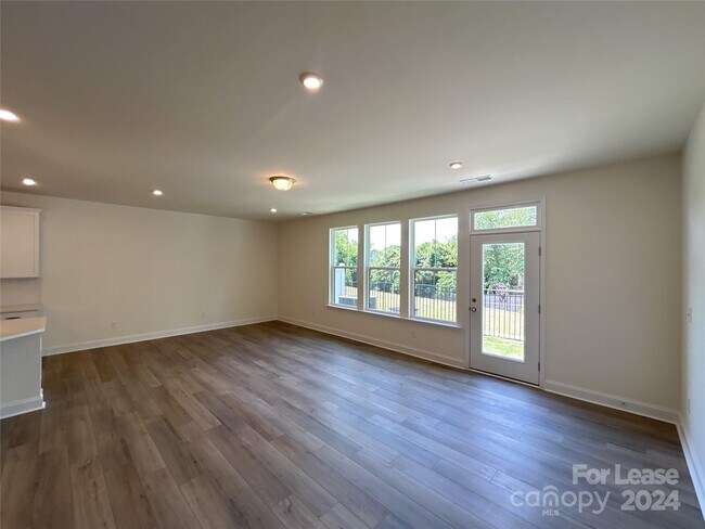 Building Photo - 6032 Mariemont Cir