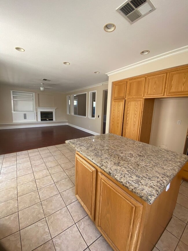 Foto del edificio - Beautiful 4 bedroom, 3.5 bath + office + l...