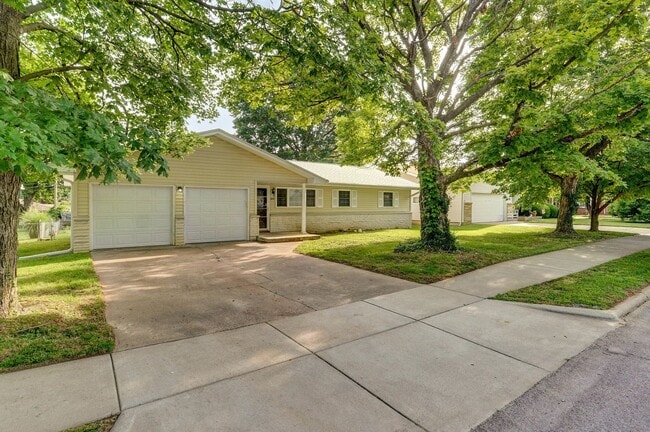 Building Photo - Adorable 3 bedroom, 1.5 bathroom home!
