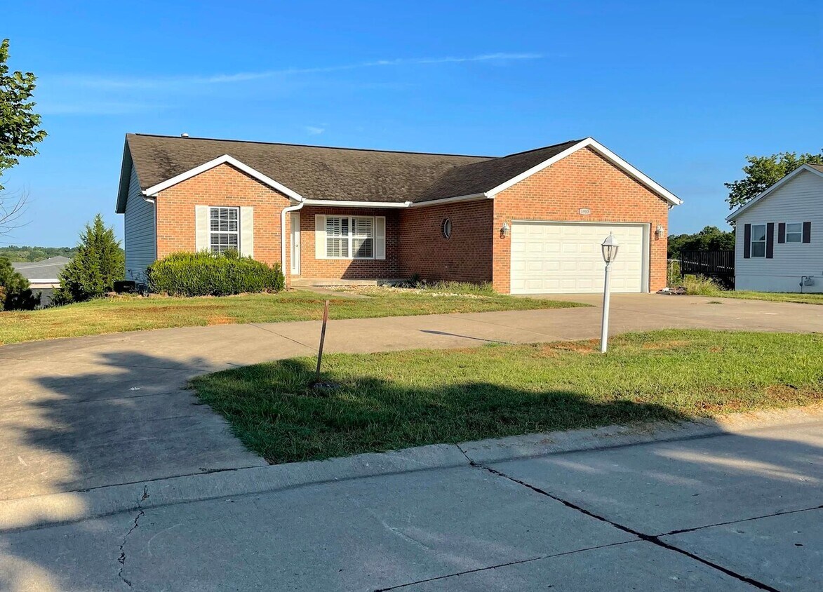 Foto principal - Large 4 Bed / 3 Bath House in Residential ...