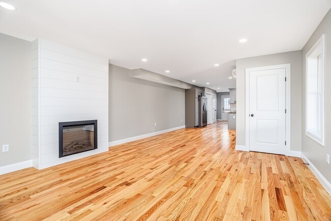 Building Photo - 33 Milton St