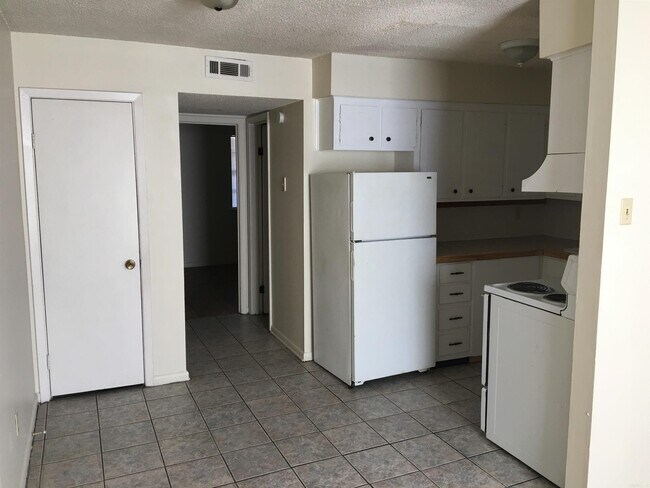 Foto del edificio - 5400 Stanley Dr