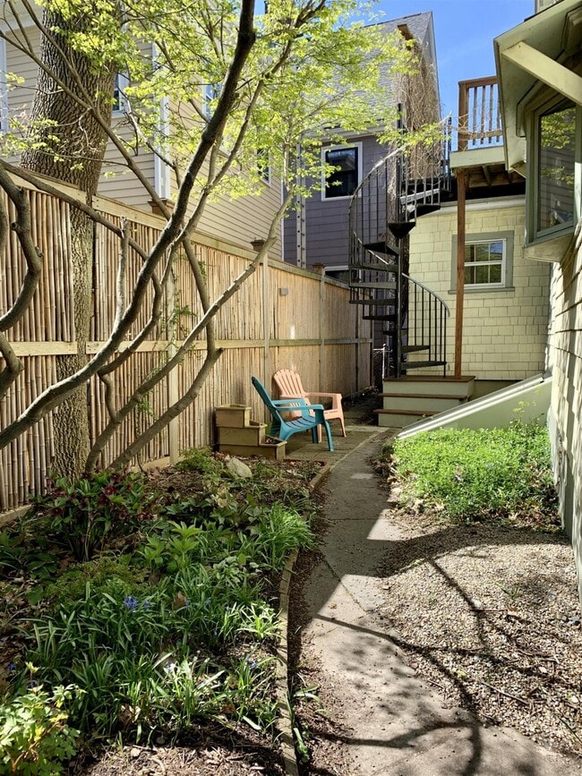 Foto del edificio - 12 Saginaw Ave