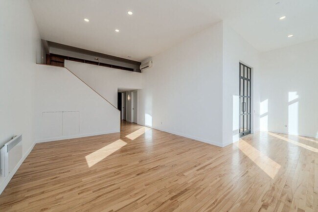 Building Photo - 244 Sherbrooke St E