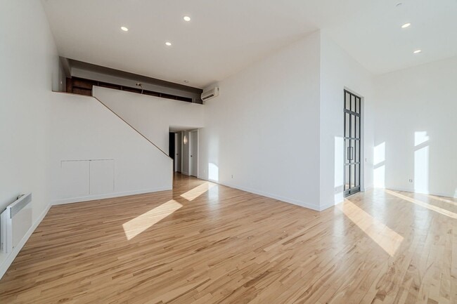 Photo du bâtiment - 244 Sherbrooke St E