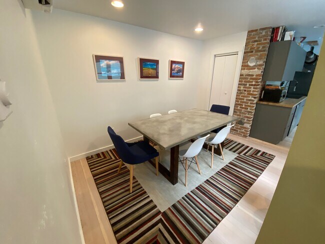 Foto del edificio - 542 N Black Ave