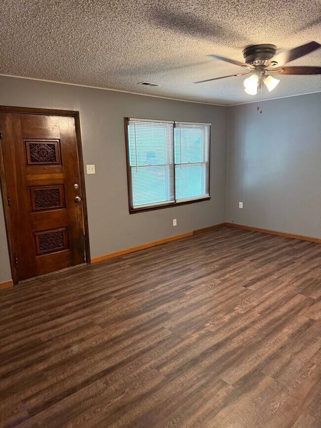 Foto del edificio - 3BR/1BA with overside detached garage read...