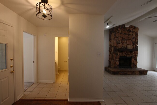 Foto del edificio - Available Now! 2 Bedroom 2 BathTownhome!