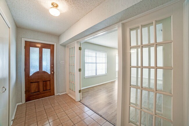 Building Photo - Thousand Oaks neighborhood! Over 1800 sqft!