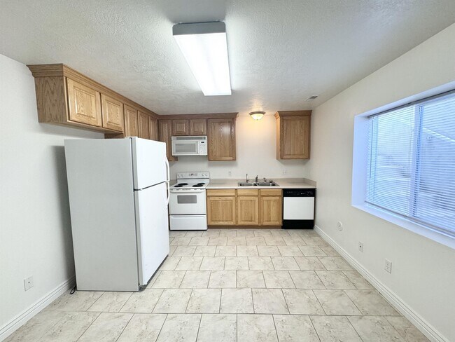 Building Photo - 2071 E 1760 S