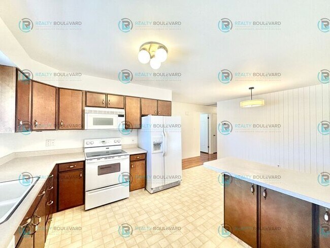 Building Photo - Welcome to your dream home!