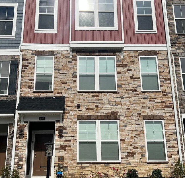 Foto del edificio - 807 Birchwood Hl Pl