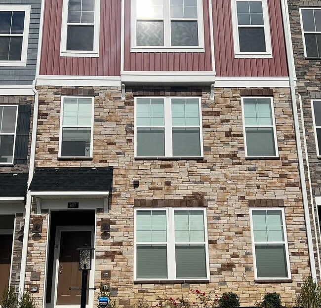 Building Photo - 807 Birchwood Hl Pl