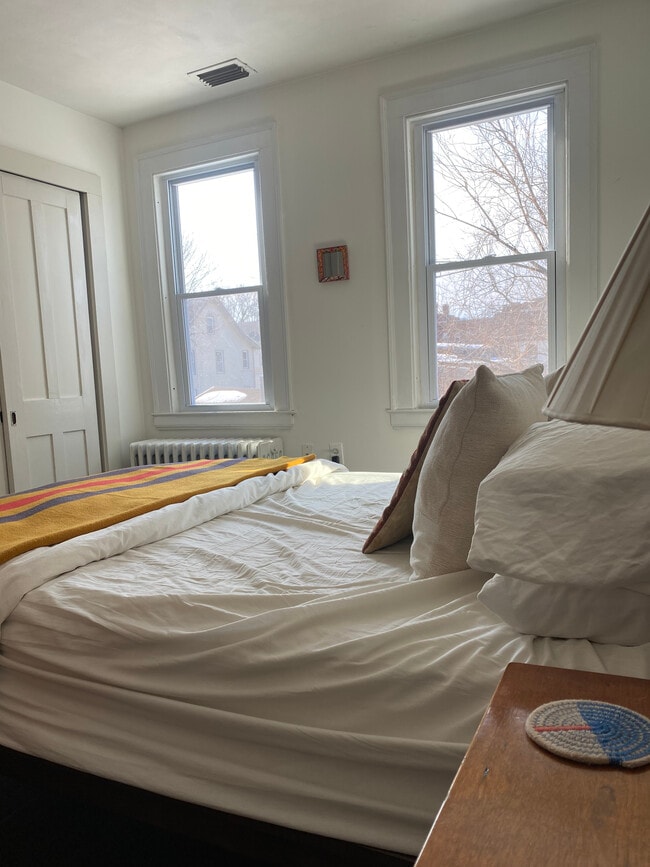 El dormitorio principal tiene vistas al patio trasero. - 20 Clark St