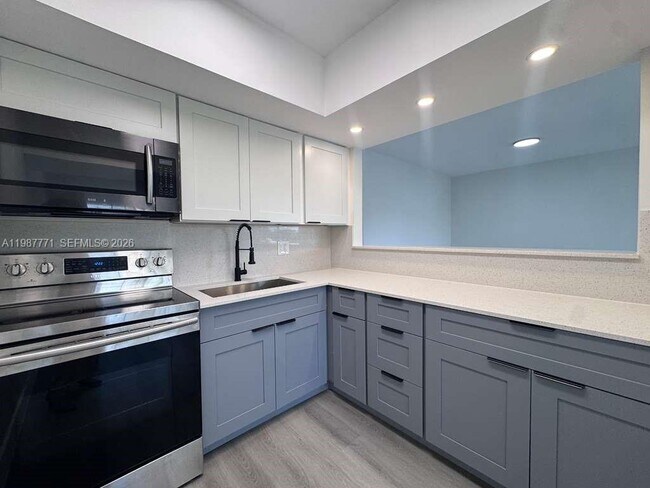 Foto del edificio - 455 Golden Isles Dr
