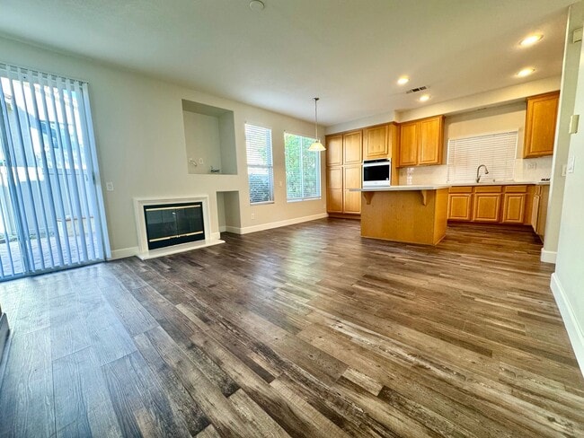 Foto del edificio - Beautiful 4 bedroom home plus office/den in the heart of Aliso Viejo