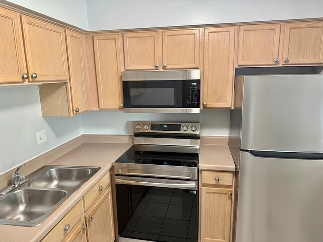 Building Photo - 985 S Ct of Shorewood