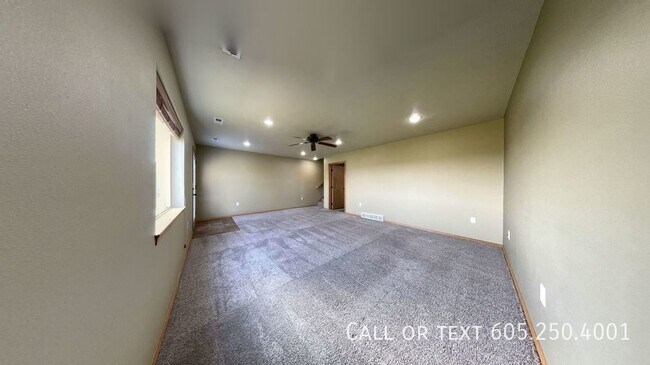Foto del edificio - 2 Bedroom 1.5 Bathroom Townhome w/ a Singl...