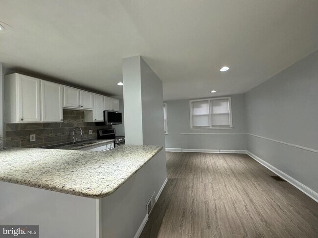 Building Photo - 7347 Woodbine Ave