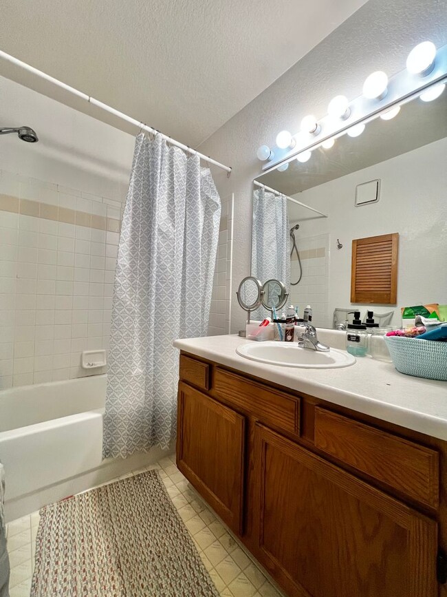 Building Photo - Charming Main floor 2 bed, 2 bath Condo