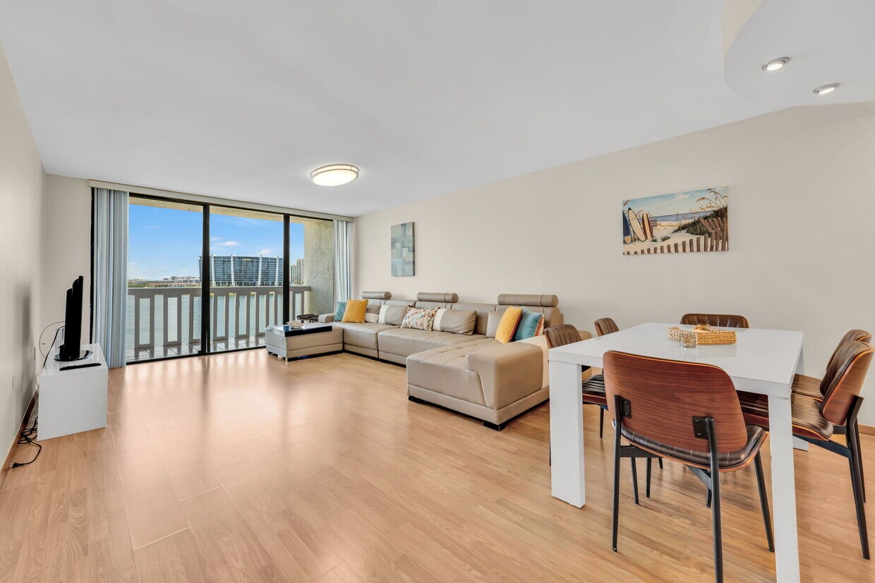 Foto principal - 17900 N Bay Rd