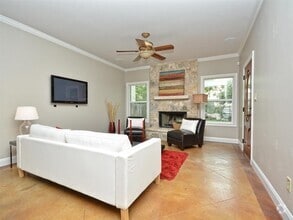 Building Photo - 907 Ellingson Ln