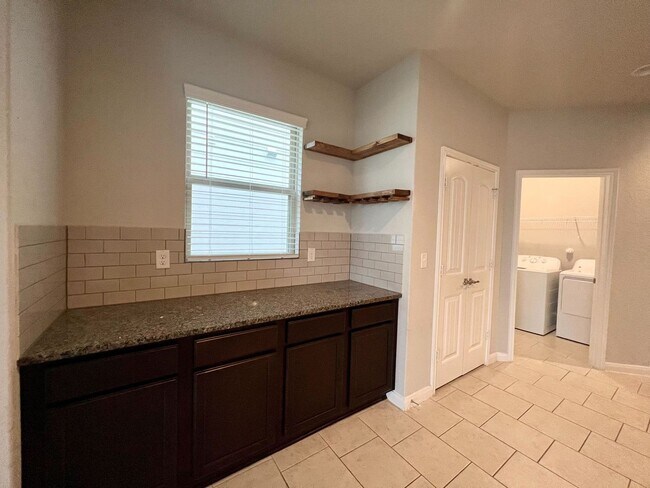 Foto del edificio - MUST SEE!! 3 Bedroom 2 Bath Home NEAR CONV...