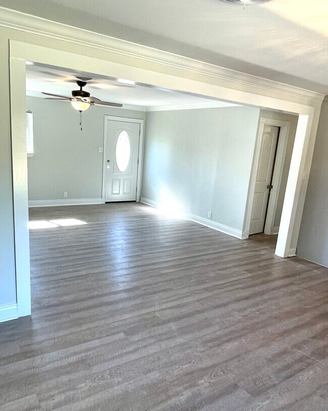Building Photo - 2047 Gay Dr