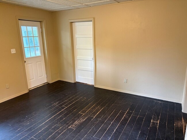 Building Photo - Charming 4-bedroom, 1-bath home located in the heart of Van Buren featuring a spacious layout, ha...