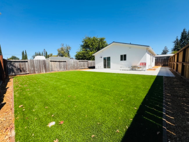 Building Photo - 5037 Kenmore Dr