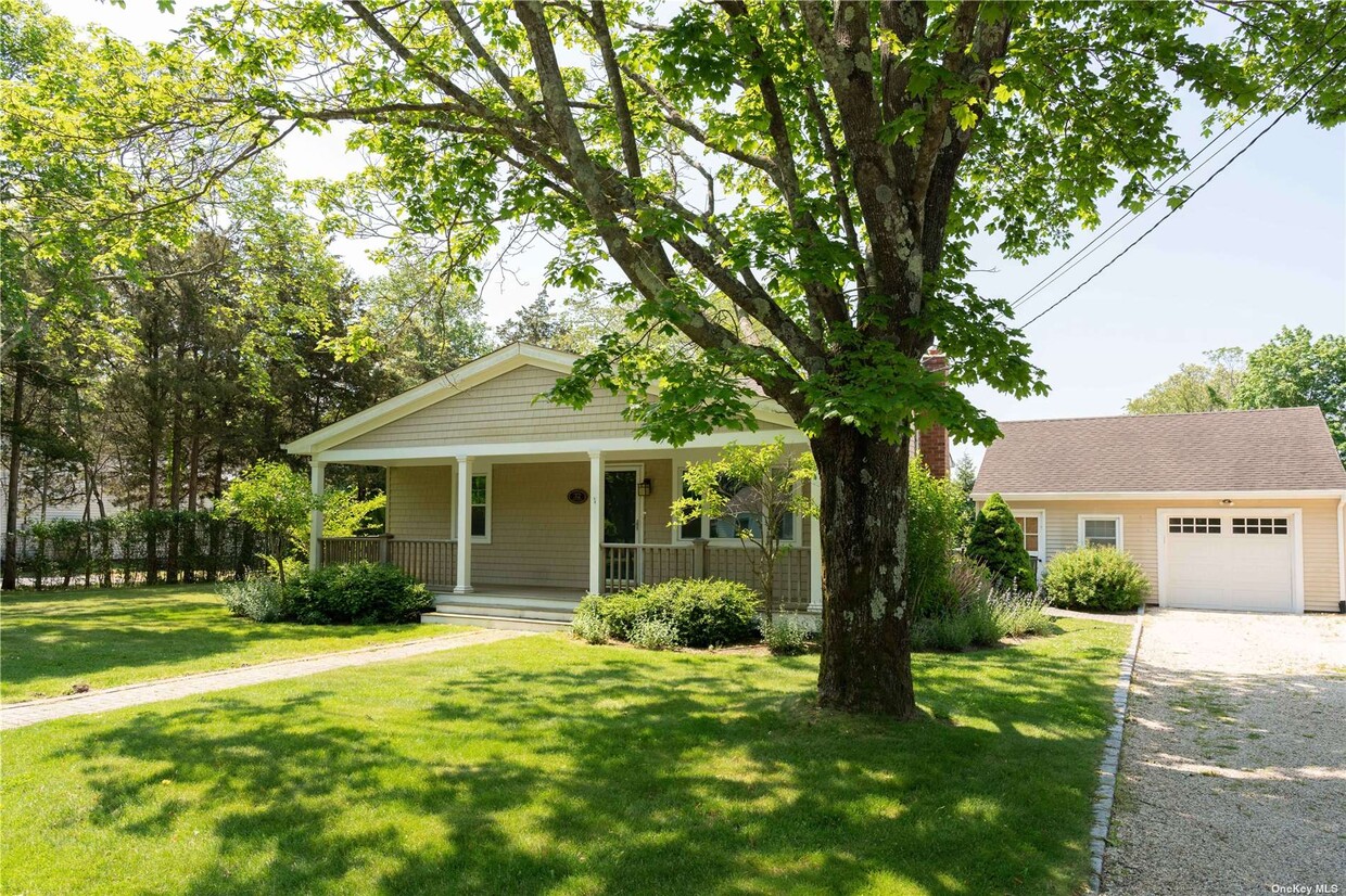 Primary Photo - 32 Hallock Rd