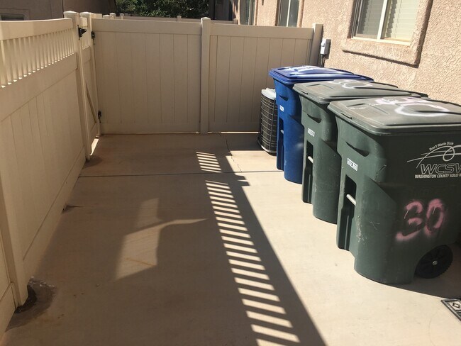 Building Photo - Beautiful Skyhawk Town Home, 1 car garage.