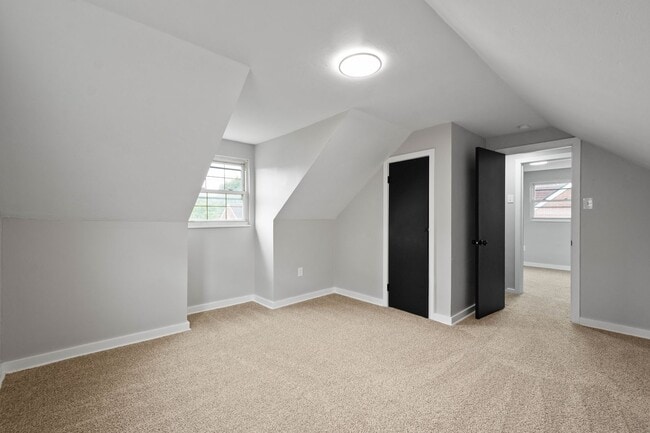 Building Photo - Stunning 3 bedroom in McKees Rocks availab...