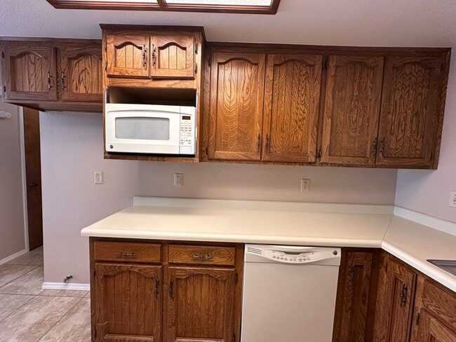 Building Photo - SE Visalia condo coming soon!