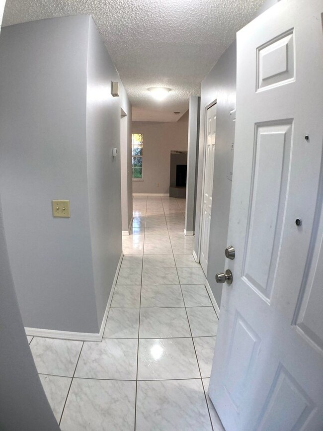 Building Photo - Large 2 Story 2 Bed 2 Bath Home in Nice Se...