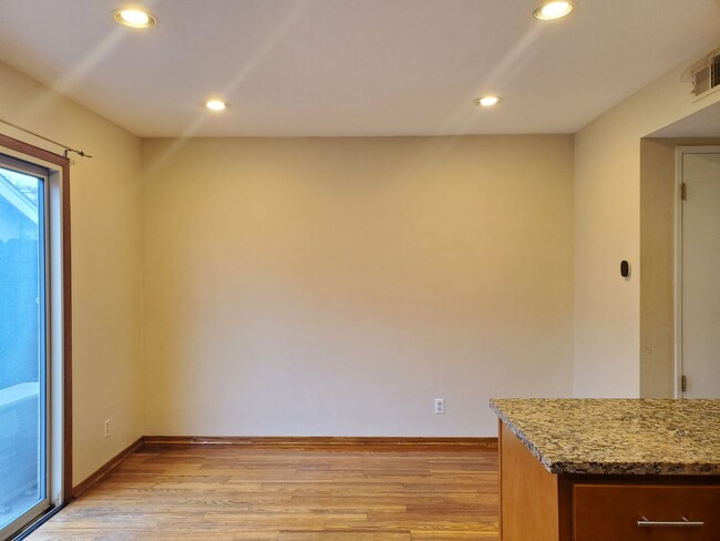 Foto del edificio - Spacious Townhome, A/C, 2c Garage, Renovat...