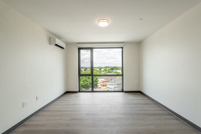 Building Photo - The Howard