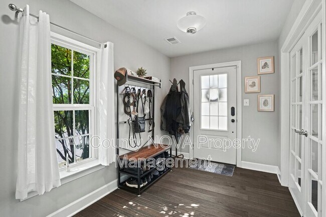 Foto del edificio - 2910 Pinebrook Rd