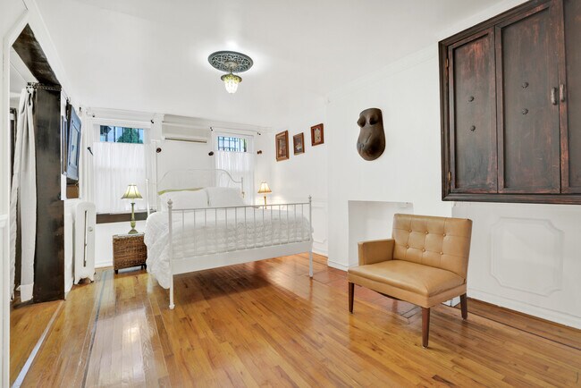 Bedroom. - 545A Lafayette Ave
