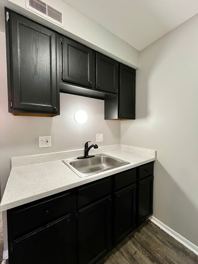 Building Photo - Oakwood Apartments