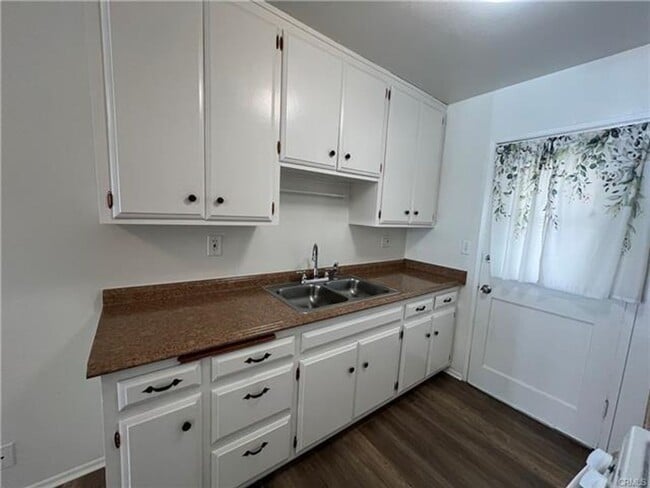 Building Photo - Beautifully renovated 2-bedroom -  55+ community