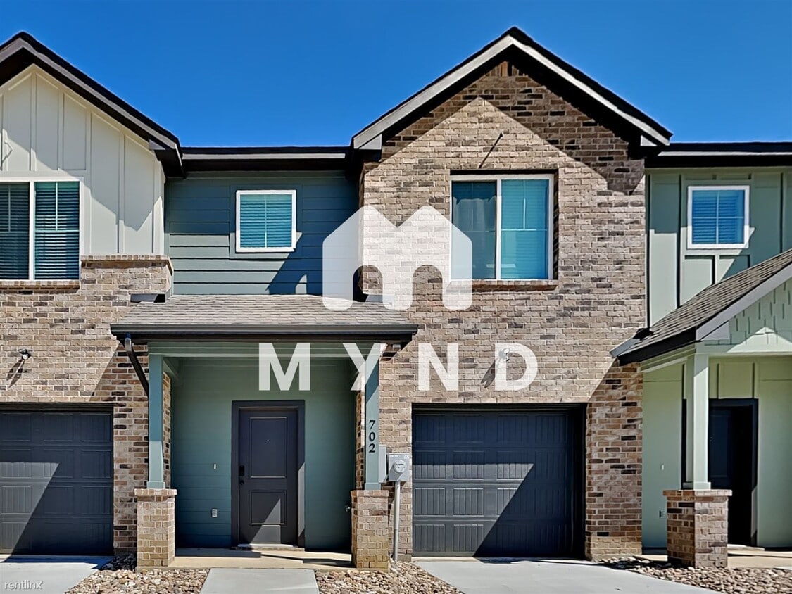 3 br, 2.5 bath Townhome 702 Briarwood Ln Townhome Rentals in Forest Hill TX