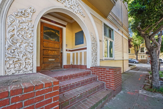 Building Photo - 1387 Oak St